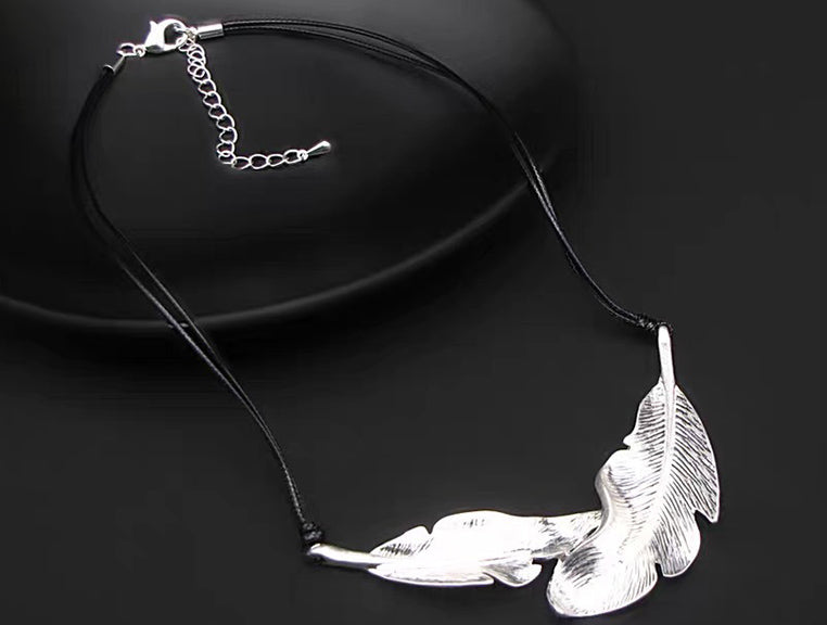 SILVER LEAVE NECKLACE