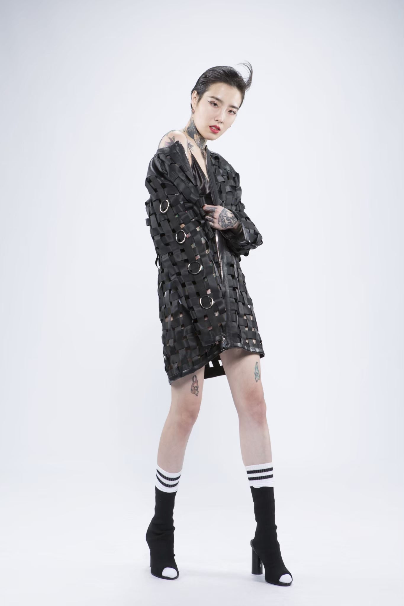 WEAVE COAT WITH IRON RING 高訂皮編織簍空外套